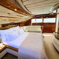 Alquiler de Yolo Too Ferretti 94